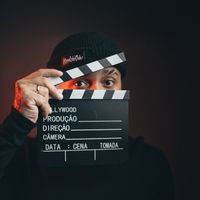 读者头像：手持场记板的男性